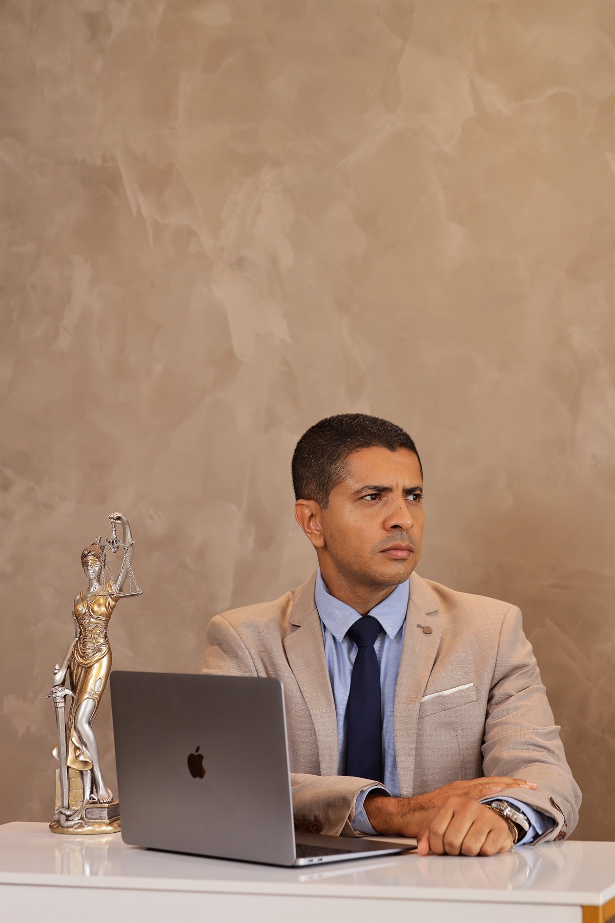 Dr. Genilson Rodrigues em seu escritório